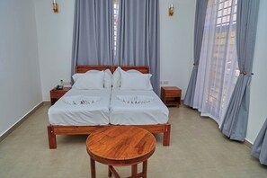 Quarto duplo clássico, vista para a montanha | Cofres nos quartos, escrivaninha, espaço de trabalho para notebook