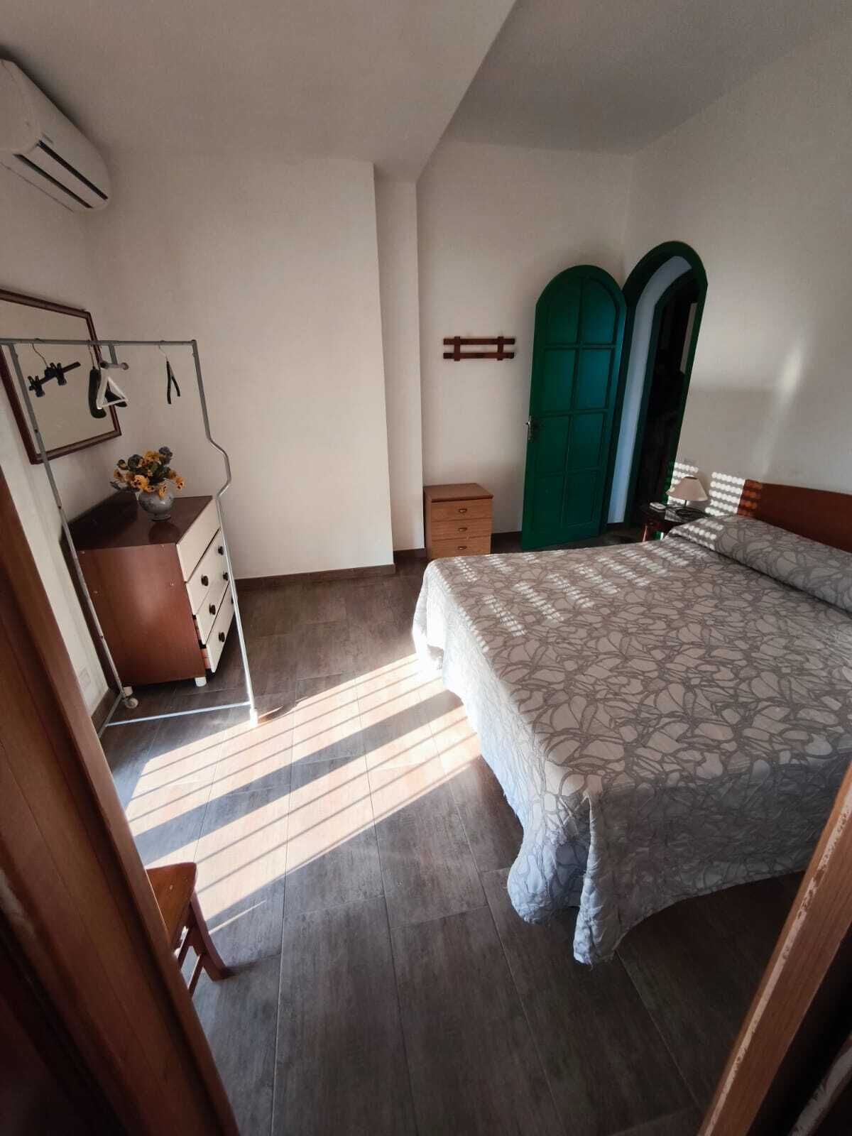 4 bedrooms, bed sheets