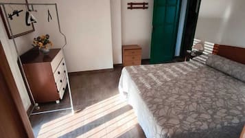 4 bedrooms, bed sheets