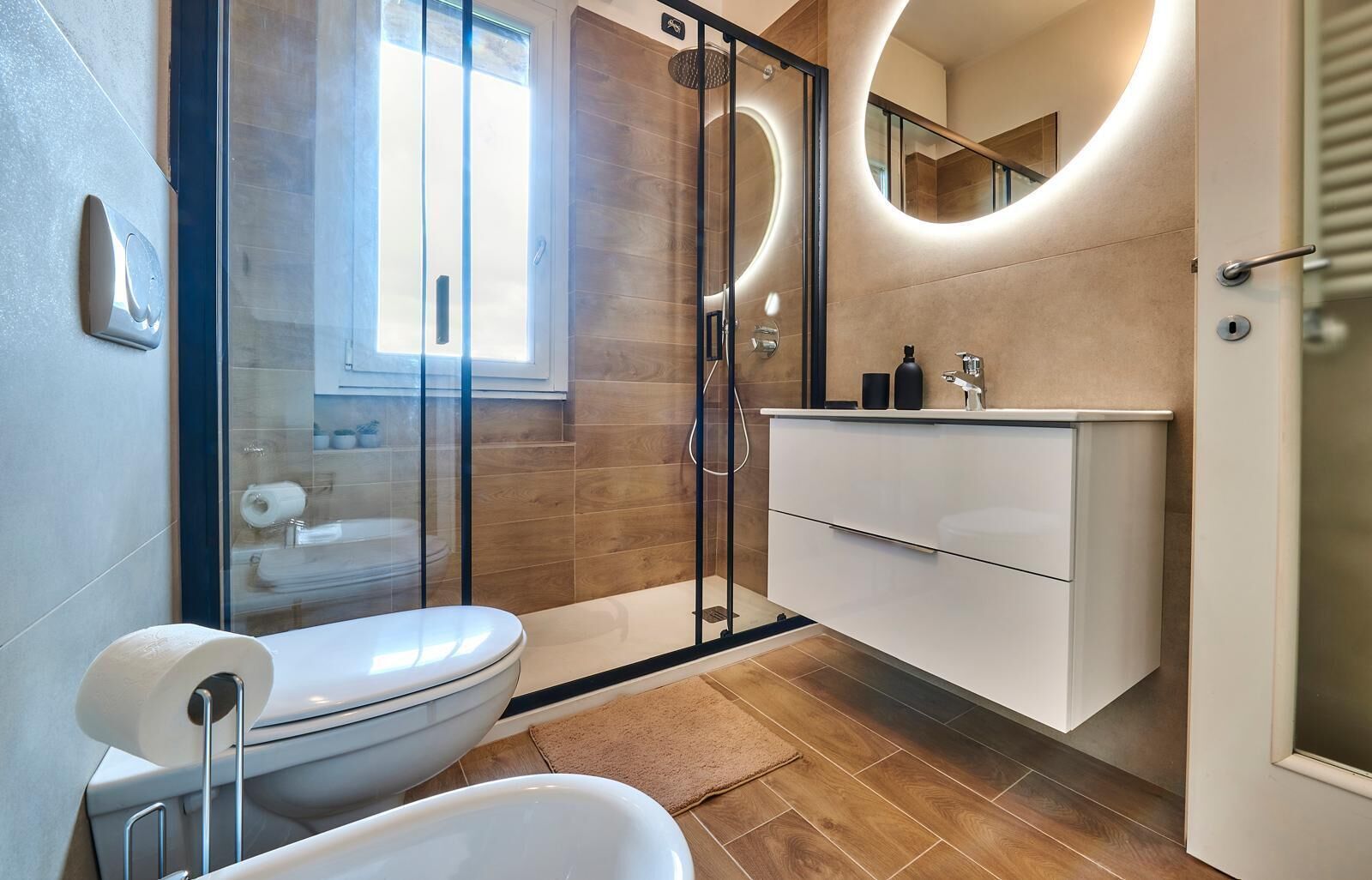 Douche, sèche-cheveux, bidet, serviettes fournies