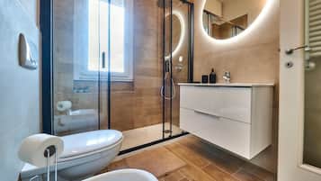 Douche, sèche-cheveux, bidet, serviettes fournies