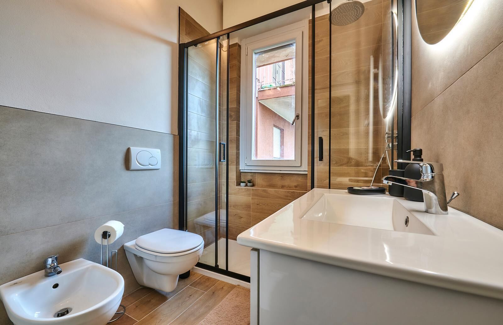 Douche, sèche-cheveux, bidet, serviettes fournies