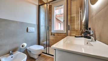Douche, sèche-cheveux, bidet, serviettes fournies