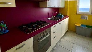 Une cuisine équipée d’une cuisinière à gaz, d’un four et d’une fenêtre donnant sur un beau paysage.