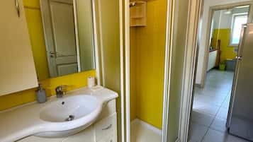 Sèche-cheveux, serviettes fournies, savon, papier toilette
