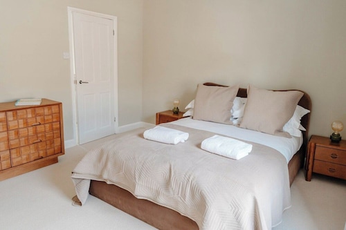 Calming Boutique Design House - Walk to City