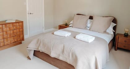 Calming Boutique Design House - Walk to City