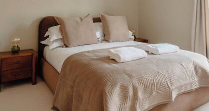 Calming Boutique Design House - Walk to City