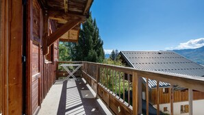A wooden balcony with a view of mountains and a clear sky. - Le 8D des Cimes La Toussuire (Villarembert)