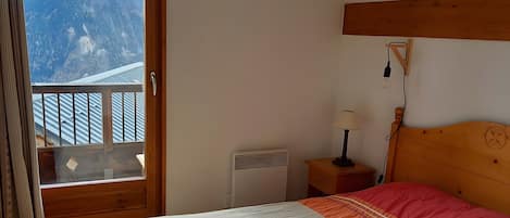 4 bedrooms, iron/ironing board, WiFi