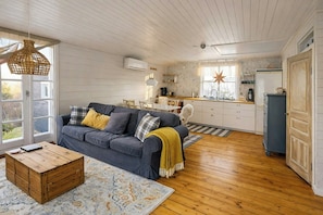 TV, fireplace - Secluded cosy cottage on Söderåsen (Kvidinge)