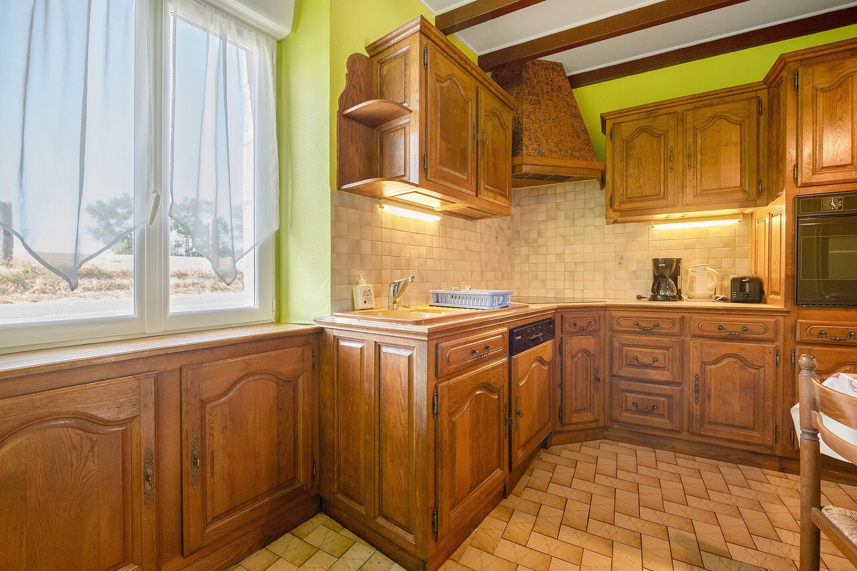 Wasserkocher mit Kaffee-/Teezubehör, Kühlschrank, Mikrowelle, Ofen