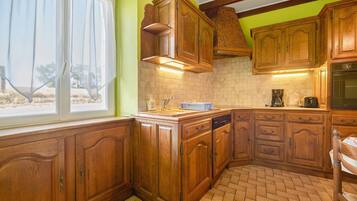 Wasserkocher mit Kaffee-/Teezubehör, Kühlschrank, Mikrowelle, Ofen