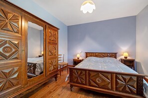 2 bedrooms, iron/ironing board, WiFi, bed sheets - Holiday Home “Gite Ferme De La Ruette 73” with Shared Terrace, Private Garden & Wi-Fi (Courtils)