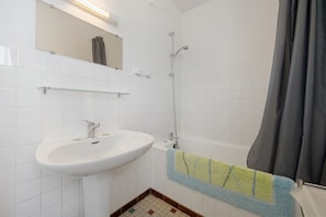 Shower - Holiday Home “Gite Ferme De La Ruette 73” with Shared Terrace, Private Garden & Wi-Fi (Courtils)