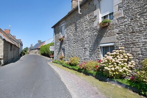 Exterior - Guest Room "Chambre 2" with Shared Garden and Wi-Fi (Courtils)