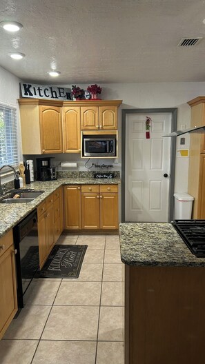 Private kitchen - Charming 2-bedroom house with AC in sunny Orlando (Orlando)