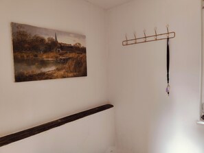 Lägenhet - husdjur tillåtna - utsikt mot trädgården | Vardagsrum | 52-tums smart-tv med digitalkanaler och leksaker