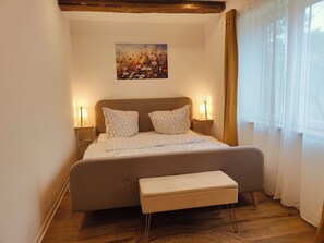 Classic Apartment | WiFi (free), individually decorated, individually furnished - alte Wiesenresidenz (Saal)