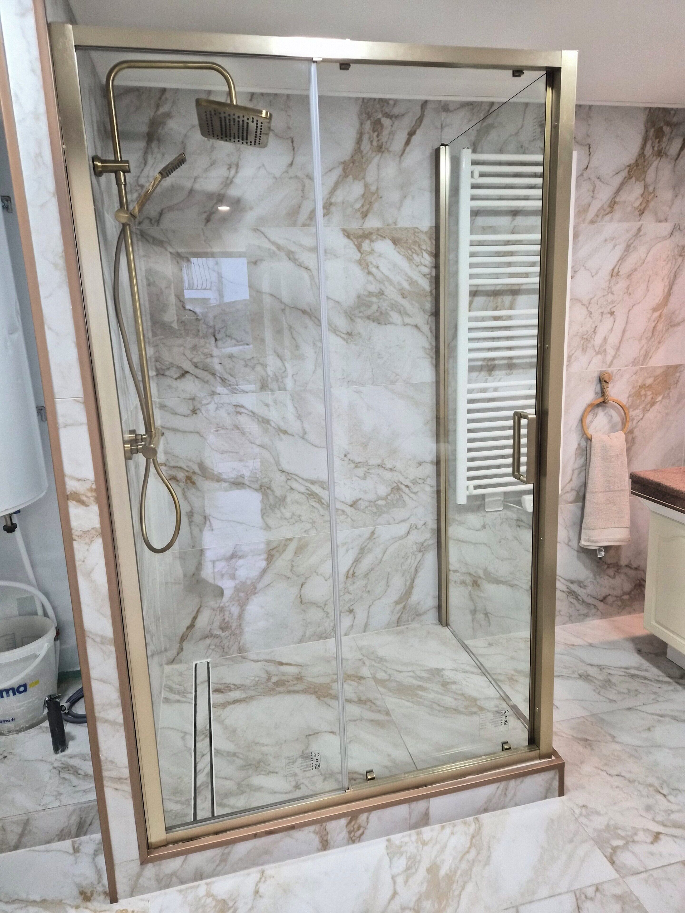 Ducha, secador de pelo, jabón y papel higiénico