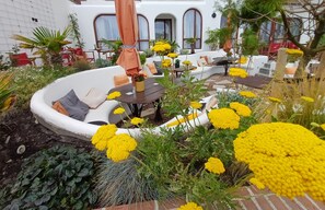 Outdoor dining - Boutique hotel room and workspace on Scheveningen Beach (Den Haag)
