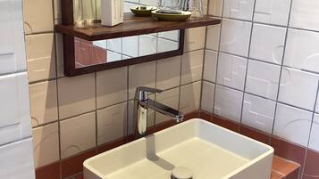 Een douche, een haardroger, handdoeken, zeep