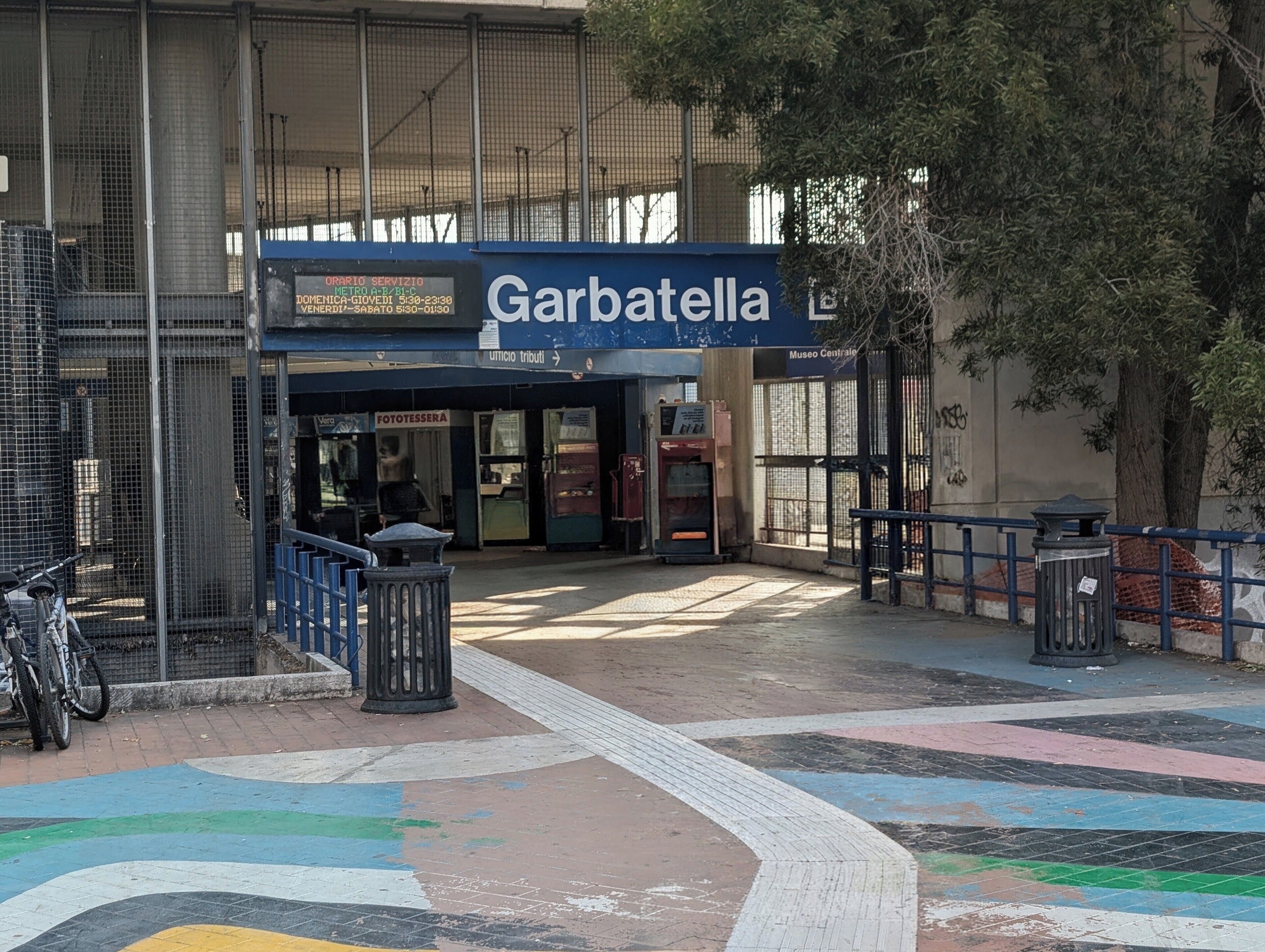 Une devanture de magasin avec une enseigne indiquant « Garbatella » et une entrée bien visible.