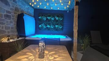 Outdoor spa tub