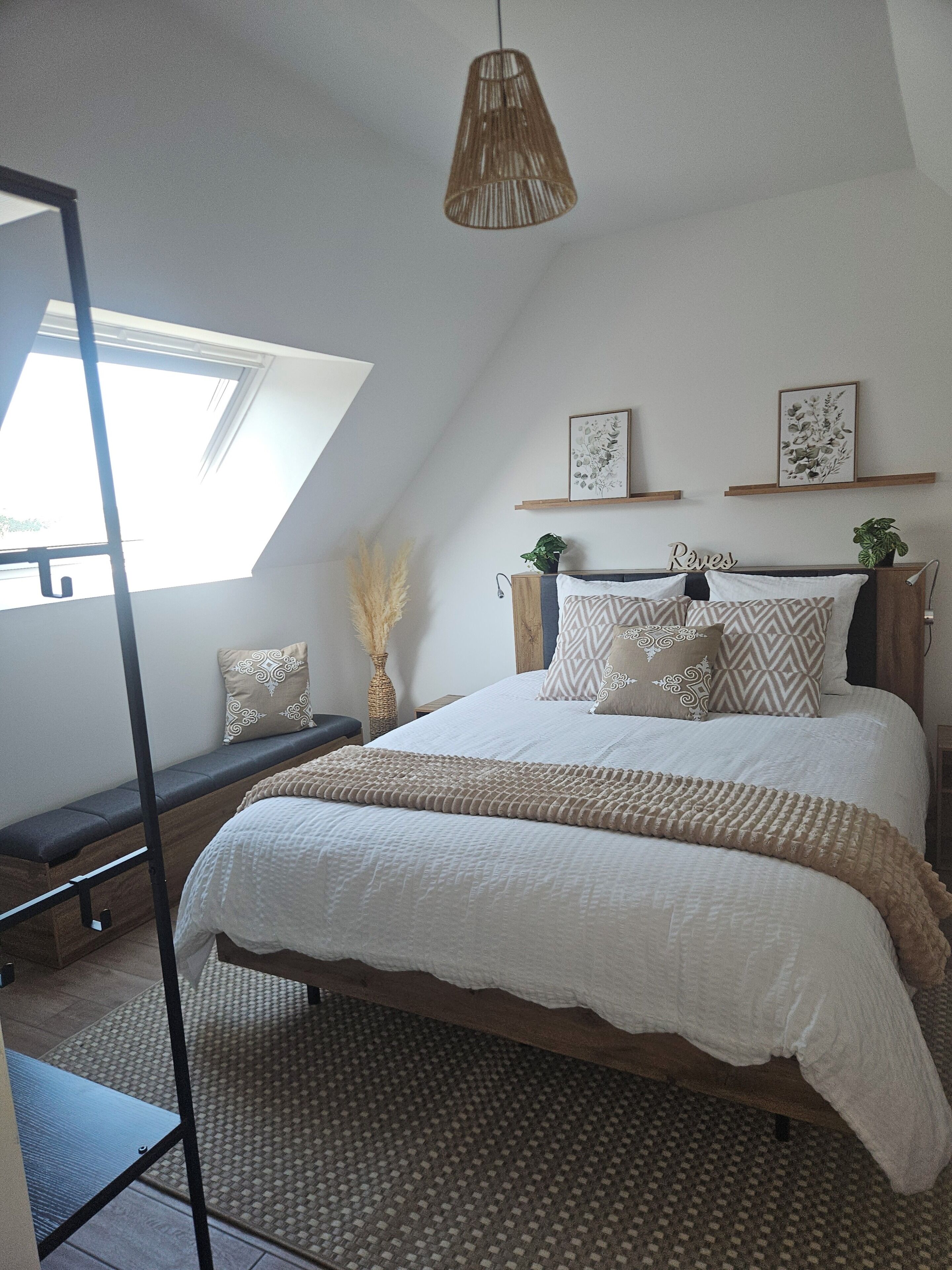 Iron/ironing board, WiFi (free), bed sheets