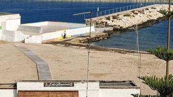 Un edificio frente al mar con un letrero que dice 'Lido Massimo'.