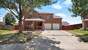 Exterior - Fully Loaded 4BR Cul-de-Sac Home with 3 Living Rooms, Game Room, & big backyard (Fort Worth)