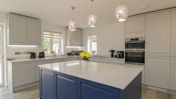Dishwasher, cookware/dishes/utensils