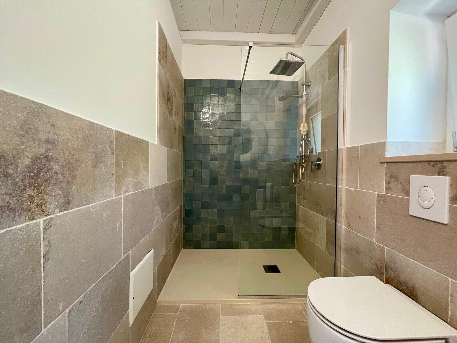 Een douche, een haardroger, handdoeken