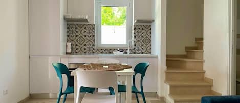 Coffee/tea maker, fridge, microwave, oven