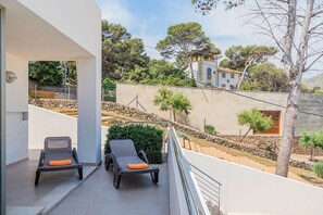 Chalet | Balcony - Beachside Escape in Cala Molins (Pollença)