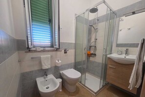 Shower, hair dryer, bidet, towels - Independent villa just 500 metres from beautiful beaches. Private parking. (Santa Maria del Focallo)