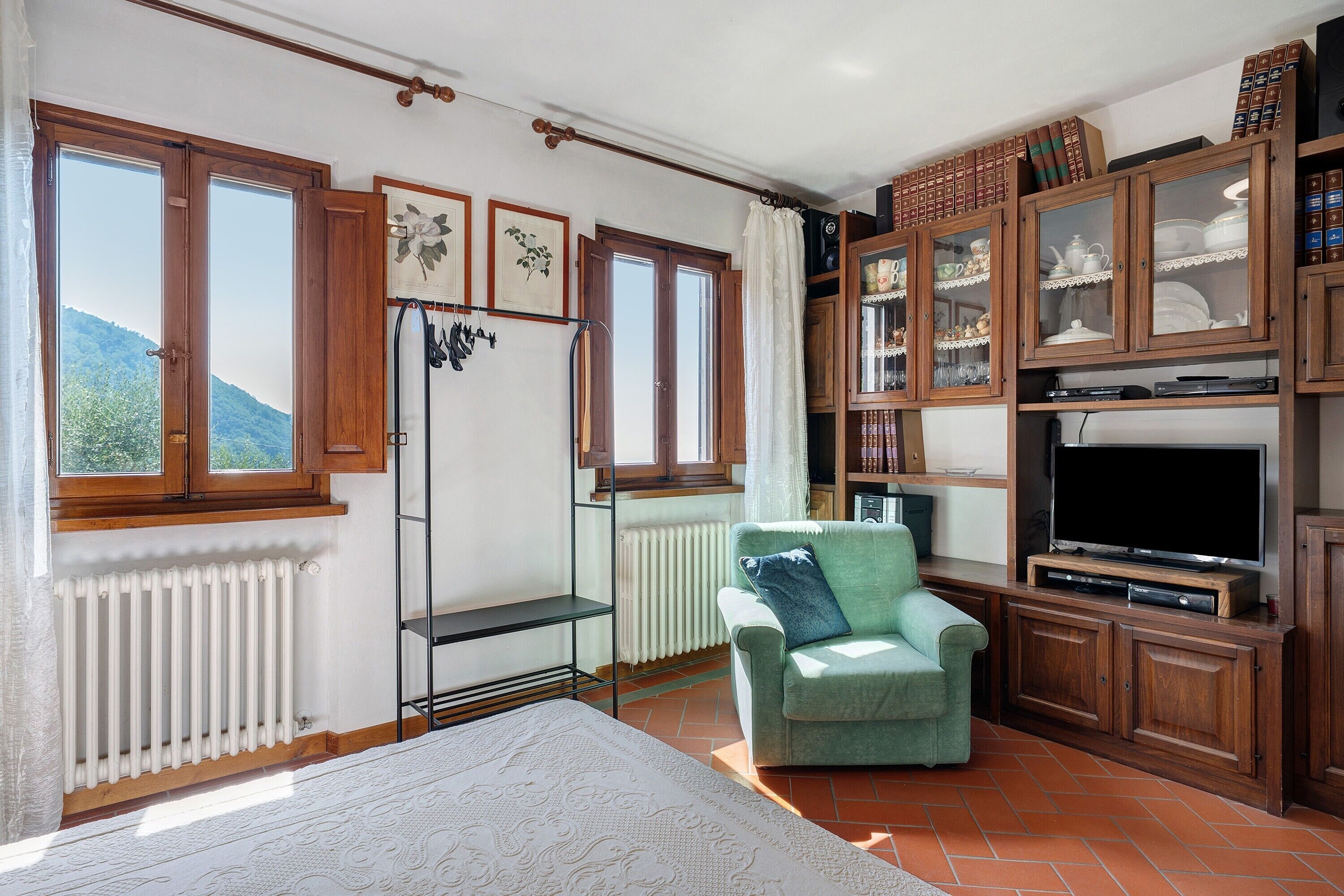 Fernseher, Videospiele, DVD-Player, Tischtennisplatte