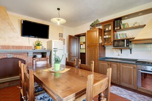 Wasserkocher mit Kaffee-/Teezubehör, Kühlschrank, Mikrowelle, Ofen