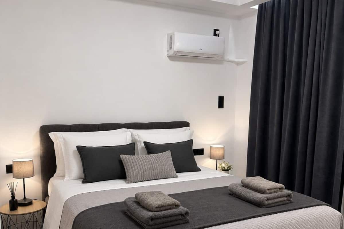 Tabla de planchar con plancha, wifi gratis y ropa de cama 