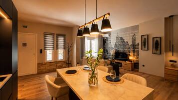Habitació doble Deluxe, balcó, vistes a la ciutat | Cuina privada | Cafetera exprés, bullidora elèctrica i una illa a la cuina