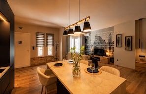 Habitació doble Deluxe, balcó, vistes a la ciutat | Cuina privada | Cafetera exprés, bullidora elèctrica i una illa a la cuina 