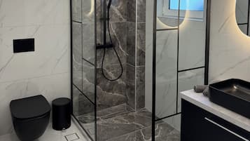 Habitació doble Deluxe, balcó, vistes a la ciutat | Bany | Assecador de cabells, tovalloles, sabó i xampú