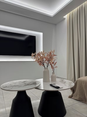 Tabla de planchar con plancha, wifi gratis y ropa de cama 