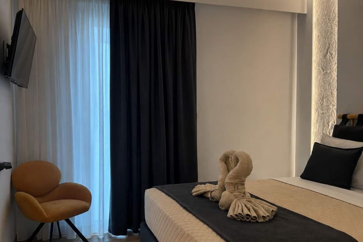 Tabla de planchar con plancha, wifi gratis y ropa de cama 