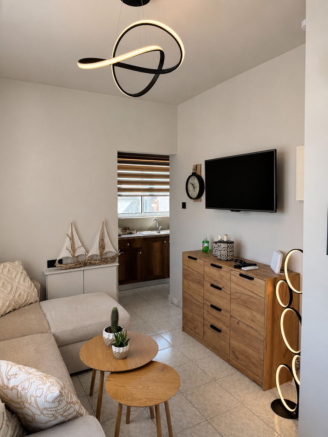 Tabla de planchar con plancha, wifi gratis y ropa de cama 