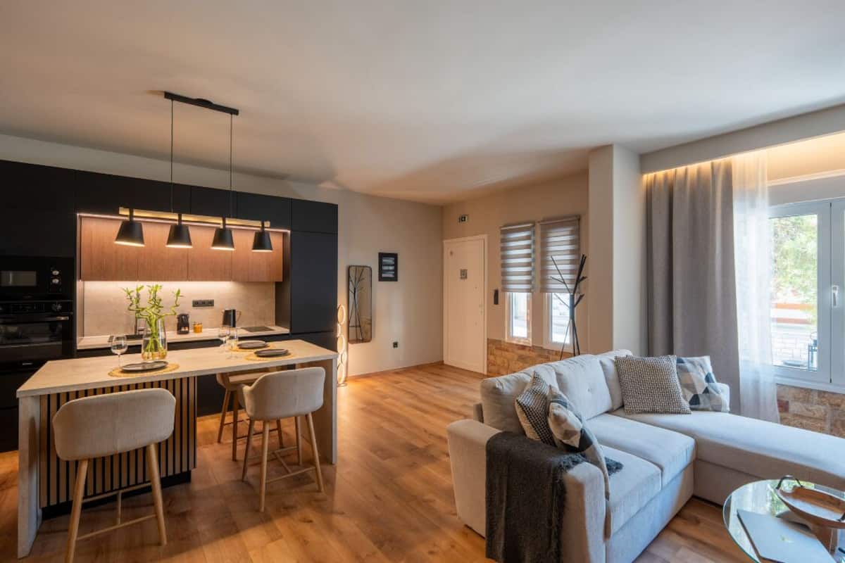 Tabla de planchar con plancha, wifi gratis y ropa de cama 