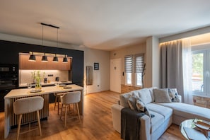 Habitació doble Deluxe, balcó, vistes a la ciutat | Planxa i posts de planxar, wifi gratuïta i roba de llit 