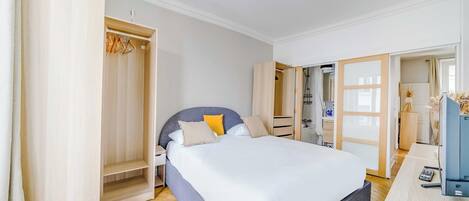 Apartment | 2 bedrooms, laptop workspace, iron/ironing board, bed sheets