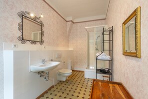 Shower, hair dryer, towels - Parkcafe Holiday Home with Private Terrace, Garden, and Wi-Fi (Briesen)