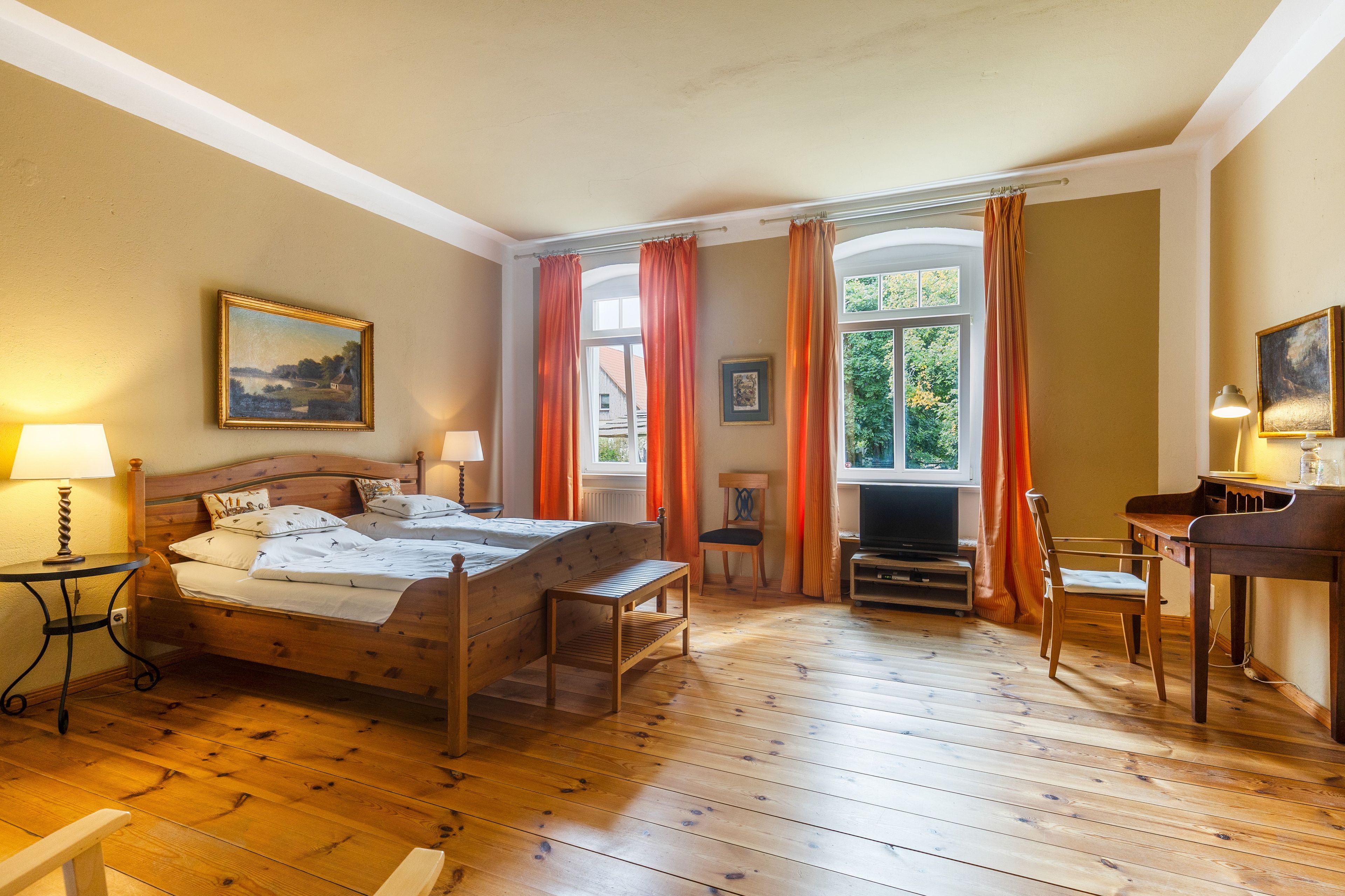 5 bedrooms, WiFi, bed sheets